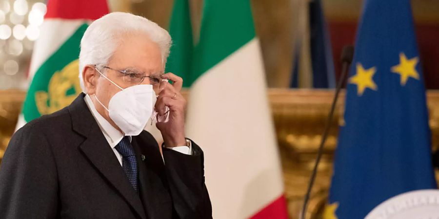 Sergio Mattarella, Staatspräsident von Italien, auf dem Weg zu einer Pressekonferenz im Präsidentenpalast. Foto: Alessandra Tarantino/AP/dpa