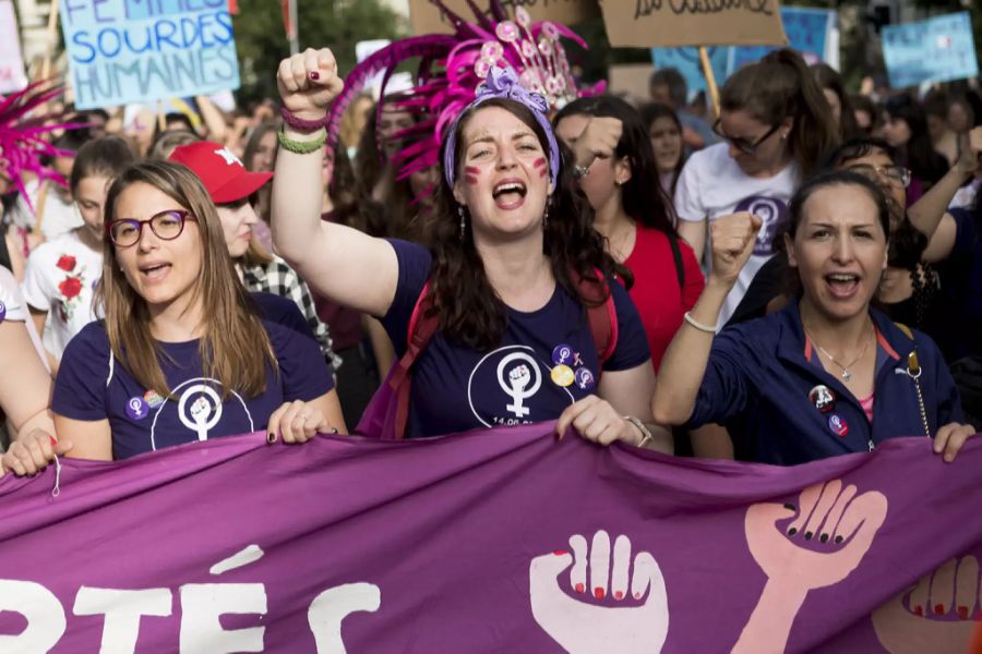 Frauenstreik Lausanne. Burka