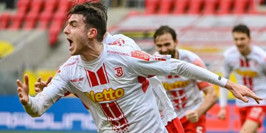 Kaan Caliskaner von Regensburg jubelt nach seinem Treffer zum 1:1 gegen Darmstadt. Foto: Armin Weigel/dpa