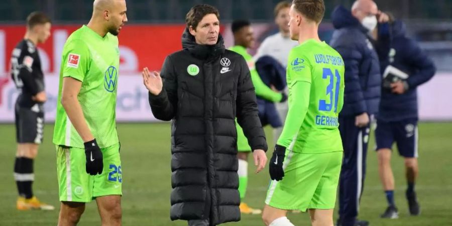 Haben mit Wolfsburg die Königsklasse im Blick: Trainer Oliver Glasner mit Yannick Gerhardt (r) und John Brooks. Foto: Swen Pförtner/dpa