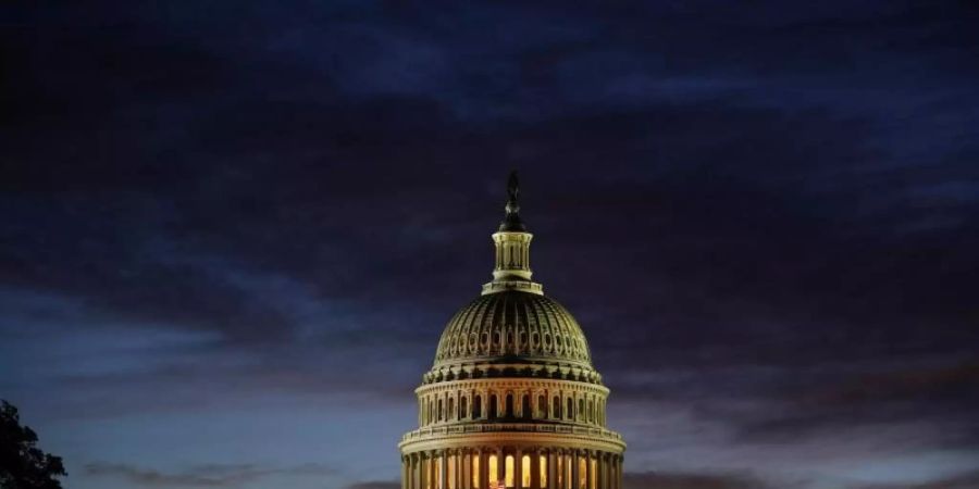 Blick auf das Kapitol im Morgengrauen - das US-Repräsentantenhaus wird komplett gewählt, der Senat zu rund einem Drittel. Foto: J. Scott Applewhite/AP/dpa