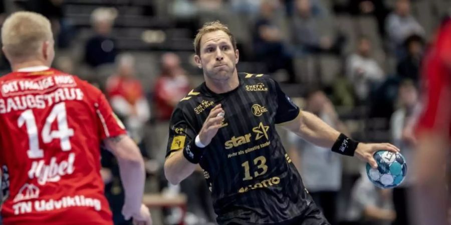Steht einer Austragung der Handball-WM eher skeptisch gegenüber: Kiels Steffen Weinhold. Foto: Rene Schutze/Ritzau Scanpix/AP/dpa