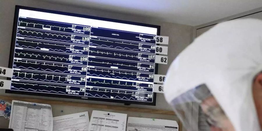 Die Herzfrequenzen, Blutdruck- und Sauerstoffwerte von Corona-Patienten werden auf einer Anzeigetafel im Universitätsklinikum UW Health in Madison angezeigt. Foto: John Hart/Wisconsin State Journal/AP/dpa
