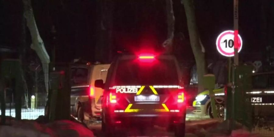 Polizeiwagen kommen in der Nacht an dem Ort in in Brandenburg an der Havel an, an dem ein neugeborenes Baby im Freien ausgesetzt wurde. Foto: Cevin Dettlaff/dpa-Zentralbild/dpa