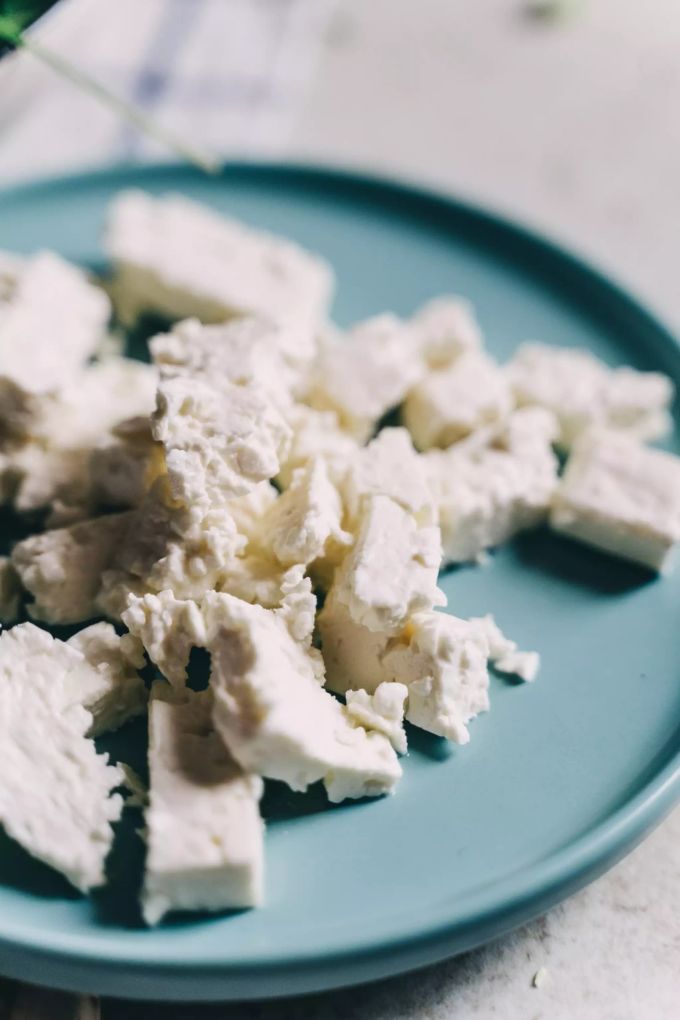 Spinat mit dem Joghurt und dem Feta vermengen. Feta.
