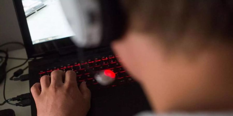 Während der Corona-Krise ist der tägliche Medienkonsum deutlich gestiegen. Vor allem bei Kindern und Jugendlichen wächst die Gefahr, dass sie eine Computerspielsucht entwickeln. Foto: picture alliance / Lino Mirgeler/dpa