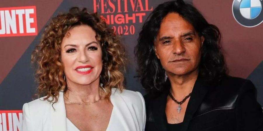 Die Schauspielerin Christine Neubauer und ihr Freund José Campos sind ganz eng. Foto: Gerald Matzka/dpa-Zentralbild/dpa
