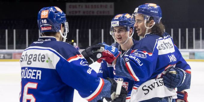 Die Spieler der ZSC Lions bejubeln den 1:0-Führungstreffer. ZSC