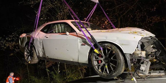 Der in Bad Zurzach AG verunfallte Dodge Challenger. Bad Zurzach AG Postauto