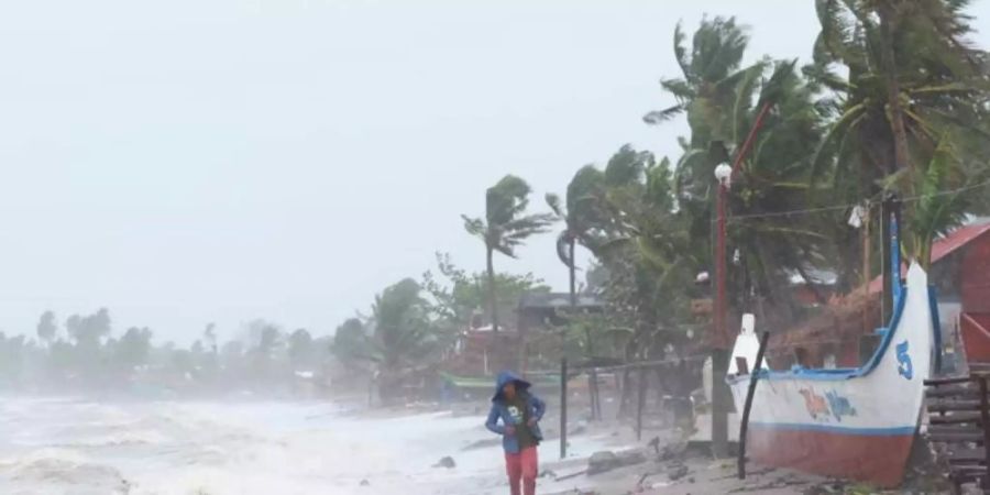 Starke Wellen schlagen an der Küste der auf: Taifun «Goni» prallt mit heftigen Winden auf die östlichen Philippinen. Foto: Uncredited/AP/dpa