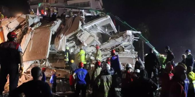 Rettungskräfte versuchen Menschen zu befreien, die unter den Trümmern eines Gebäudes in Izmir sind. Foto: Aydin Cetinkaya/XinHua/dpa Rettungskräfte versuchen Menschen zu befreien, die unter den Trümmern eines Gebäudes in Izmir sind. Foto: Aydin Cetinkaya/XinHua/dpa