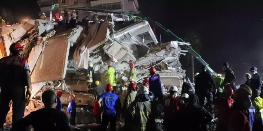 Rettungskräfte versuchen Menschen zu befreien, die unter den Trümmern eines Gebäudes in Izmir sind. Foto: Aydin Cetinkaya/XinHua/dpa