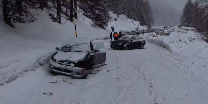 Frontal-seitliche Kollision zwischen zwei Autos.