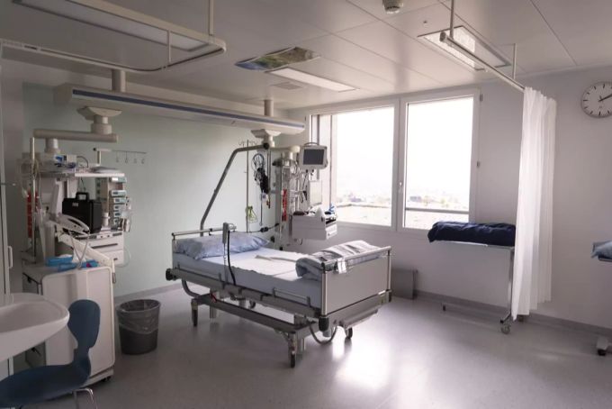 Ein leeres Zimmer der Intensivstation fotografiert im Spital Schwyz. Intensivstation Spital