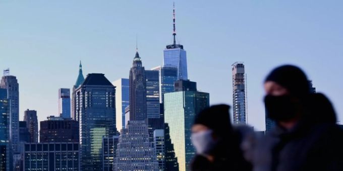 Fussgängerinnen mit Maske in New York new york