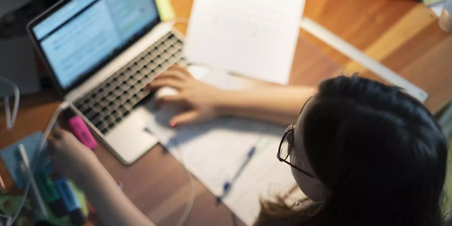 Ein Gymnasiastin lernt am Laptop im Homeschooling-Modus. Epidemiologe Marcel Tanner fordert, dass Gymischüler wieder in den Fernunterricht sollen. (Archiv)