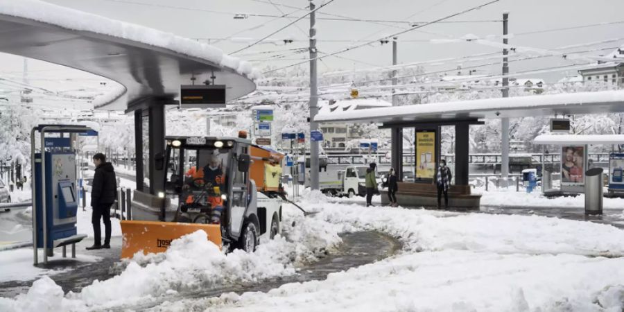 Ein Schneeräumungsfahrzeug im Einsatz beim verschneiten Central am Freitag in Zürich. Die VBZ haben den Betrieb eingestellt.