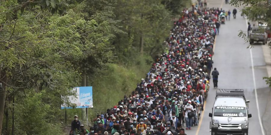 Migranten, die hoffen, die US-Grenze zu erreichen, gehen in Guatemala entlang einer Autobahn. Foto: Sandra Sebastian/AP/dpa