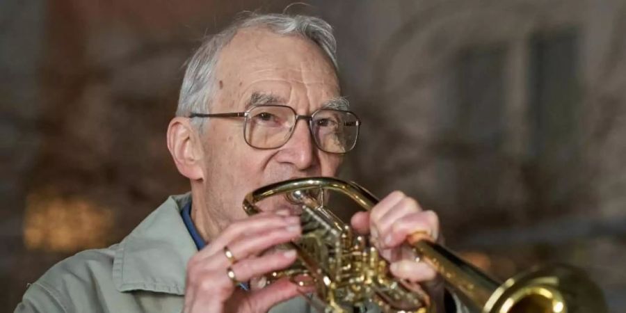 Klaus Dannert gibt fast jeden Abend ein kleines Balkonkonzert gegen den Corona-Blues. Foto: Thomas Frey/dpa