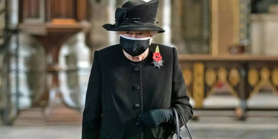 Die britische Königin Elizabeth II. kam mit Mund-Nase-Schutz in die Westminster Abbey. Foto: Aaron Chown/PA Wire/dpa