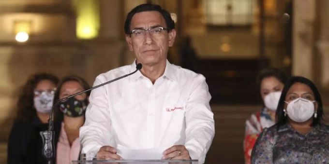 Martín Vizcarra, Präsident von Peru, spricht vor dem Präsidentenpalast, nachdem er seines Amtes enthoben worden ist. Foto: Martin Mejia/AP/dpa vizcarra