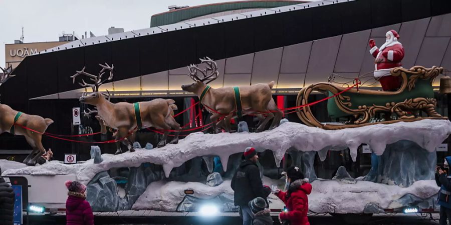 Montreal erlebt die wärmsten Weihnachten in seiner Geschichte. Die Rentiere und der Schlitten des Weihnachtsmannes sind nur auf künstlichem Schnee zu bewundern.