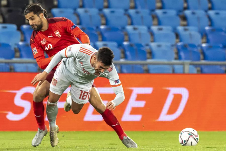 Ricardo Rodriguez räumt Ferran Torres aus dem Weg.