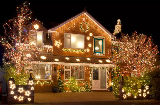 Winter: Weihnachtliche Lichter am und im Haus erfreuen die Kinderherzen. Weihnachtslichter im Winter