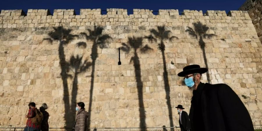 Maskenträger in Jerusalem