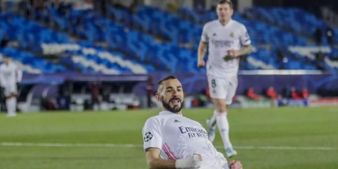 Karim Benzema vom Real Madrid feiert seinen Treffer gegen Borussia Mönchengladbach. Foto: Bernat Armangue/AP/dpa Karim Benzema vom Real Madrid feiert seinen Treffer gegen Borussia Mönchengladbach. Foto: Bernat Armangue/AP/dpa
