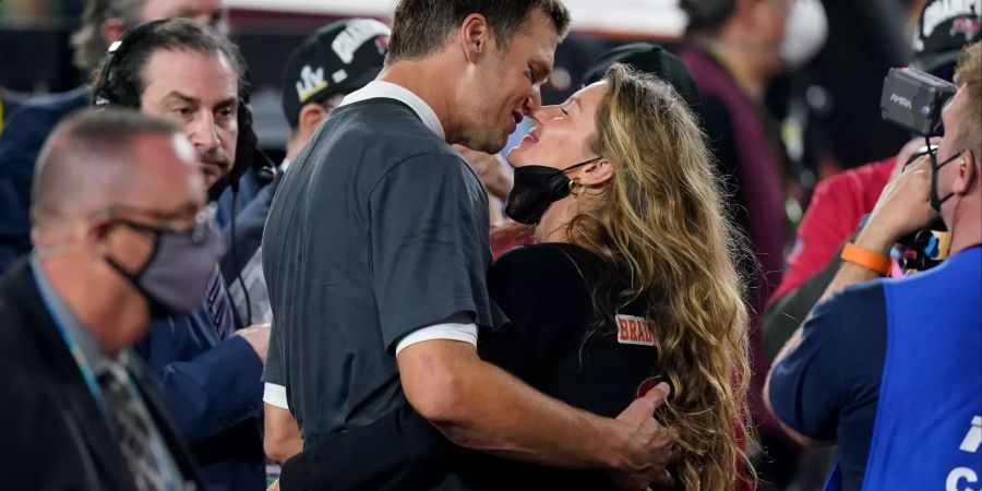 Tom Brady küsst seine Frau, Supermodel Gisele Bündchen.