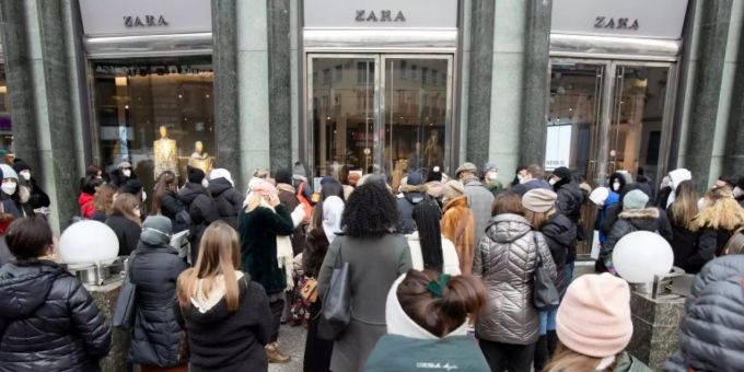 Lange Schlangen vor einem Bekleidungsgeschäft in Wien Lange Schlangen vor einem Bekleidungsgeschäft in Wien