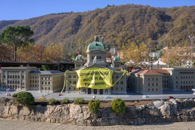 Das Miniature-Bundeshaus in «Swissminiatur» mit einem Banner von Greenpeace Schweiz. Greenpeace Bundeshaus Umweltschutz