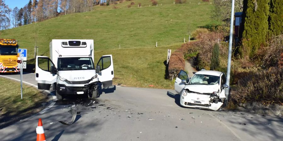 Auto prallt in Lieferwagen