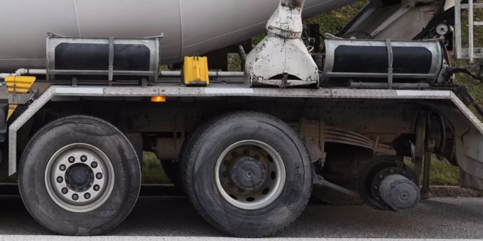 Lastwagen verliert Doppelräder. Lastwagen verliert Doppelräder