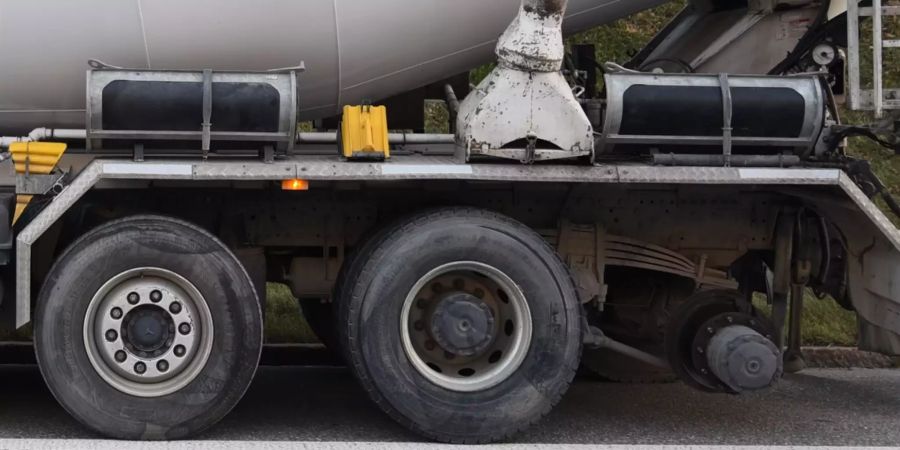 Lastwagen verliert Doppelräder