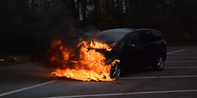 Fahrzeugbrand. Fahrzeugbrand