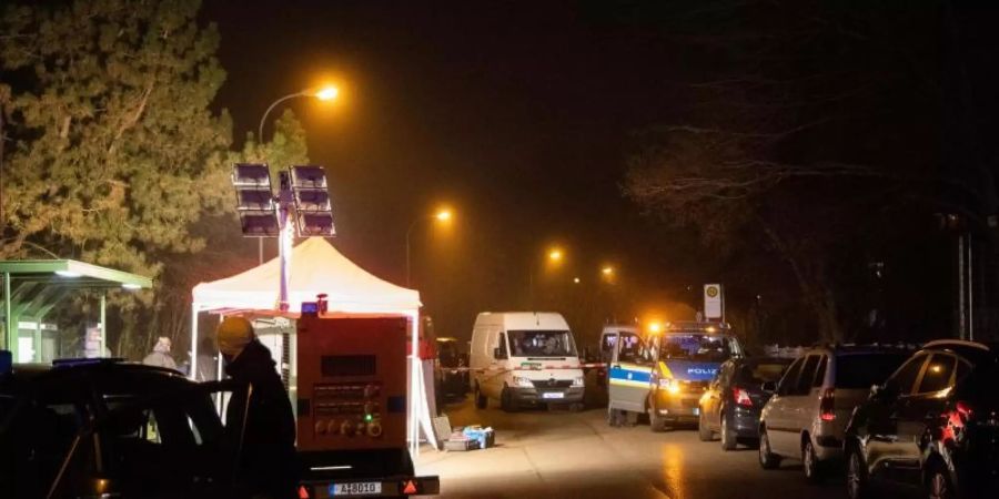 Der abgesperrte Tatort in der Nähe einer Haltestelle in Augsburg. Foto: -/Vifogra/dpa