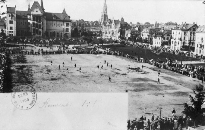 Postkarte des Berner Stadtderbys vom 26. August 1900, als anlässlich des Eidgenössischen Schwing- und Älplerfestes in Bern ein Fussballspiel zwischen den Young Boys und dem FC Bern veranstaltet wurde. BSC Young Boys