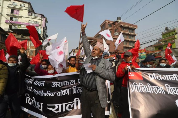 Zahlreiche Unterstützer der Splittergruppe innerhalb der regierenden «Nepalesische Kommunistische Partei» nehmen an einem Protest gegen die Auflösung der Regierung teil. Proteste in Nepal