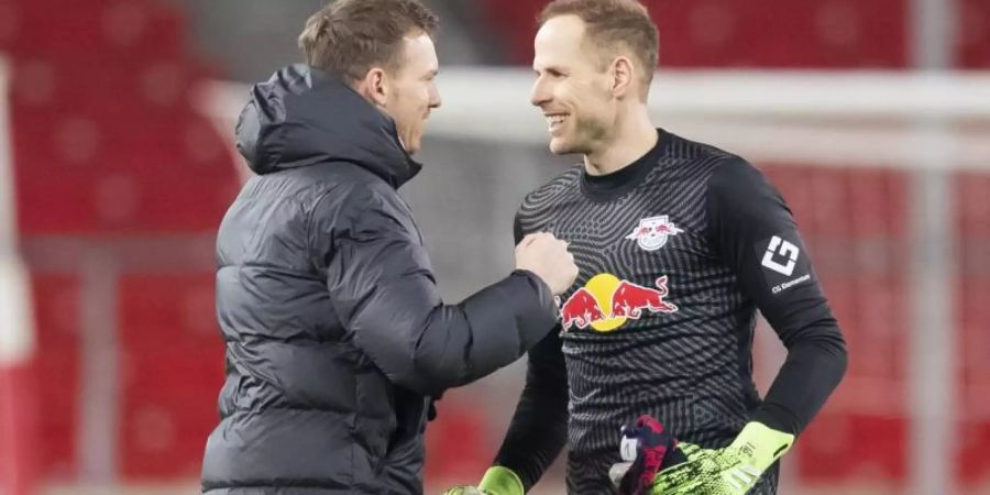 Leipzigs Trainer Julian Nagelsmann (l) bedankte sich bei Torwart Peter Gulacsi. Foto: Tom Weller/dpa