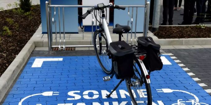 Berlin - Verbraucherschützer: Batterien von E-Bikes müssen leichter austauschbar sein