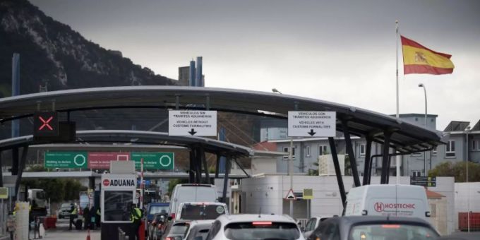 Täglich pendeln 15'000 Menschen aus Spanien zur Arbeit nach Gibraltar und abends zurück. (Archivbild) Grenze