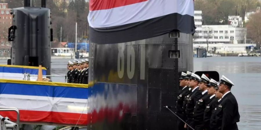 Besatzungsmitglieder stehen auf der Werft von ThyssenKrupp Marine Systems bei der Übergabe eines neuen U-Bootes an die Marine der Arabischen Republik Ägypten auf dem Boot «S-41». Foto: picture alliance / Carsten Rehder/dpa