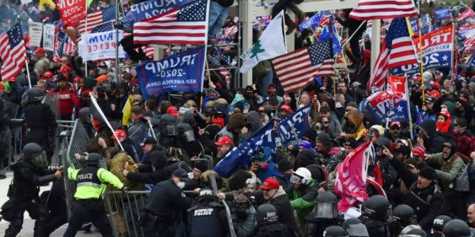 Konfrontation zwischen Sicherheitskräften und Trump-Anhängern vor US-Kapitol Konfrontation zwischen Sicherheitskräften und Trump-Anhängern vor US-Kapitol