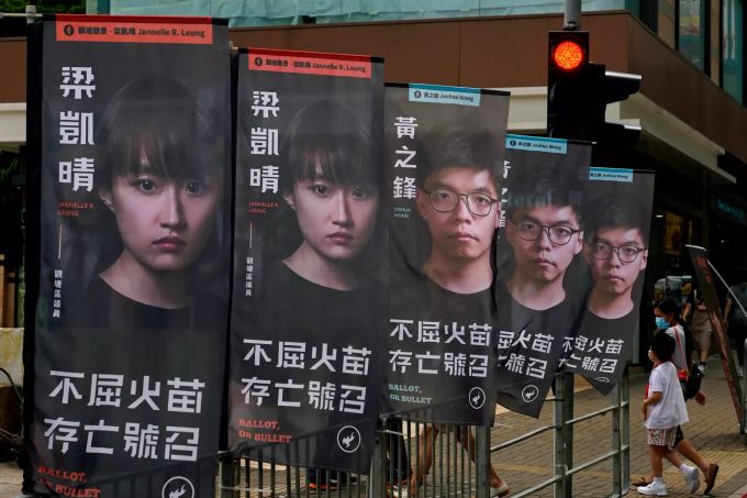 Banner des prodemokratischen Kandidaten Joshua Wong sind vor einer U-Bahn-Station zu sehen. Rund 50 prodemokratische Aktivisten in Hongkong festgenommen