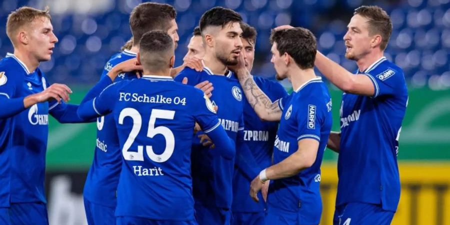 Die Schalker Mannschaft bejubelt das Führungstor von Suat Serdar (M). Foto: Guido Kirchner/dpa