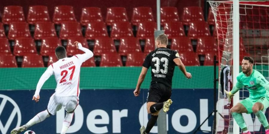 Kölns Anthony Modeste (l) trifft zum 1:0. Foto: Marius Becker/dpa