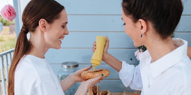 Zwei Frauen mit SEnf