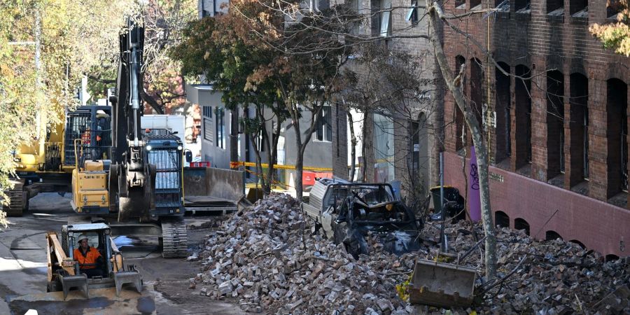 Arbeiter bereiten sich auf den Abriss der früheren Hutfabrik vor, die bei dem Brand in Sydney schwer beschädigt wurde. In dem leerstehenden Gebäude hatten vor dem Feuer Obdachlose Unterschlupf gefunden.